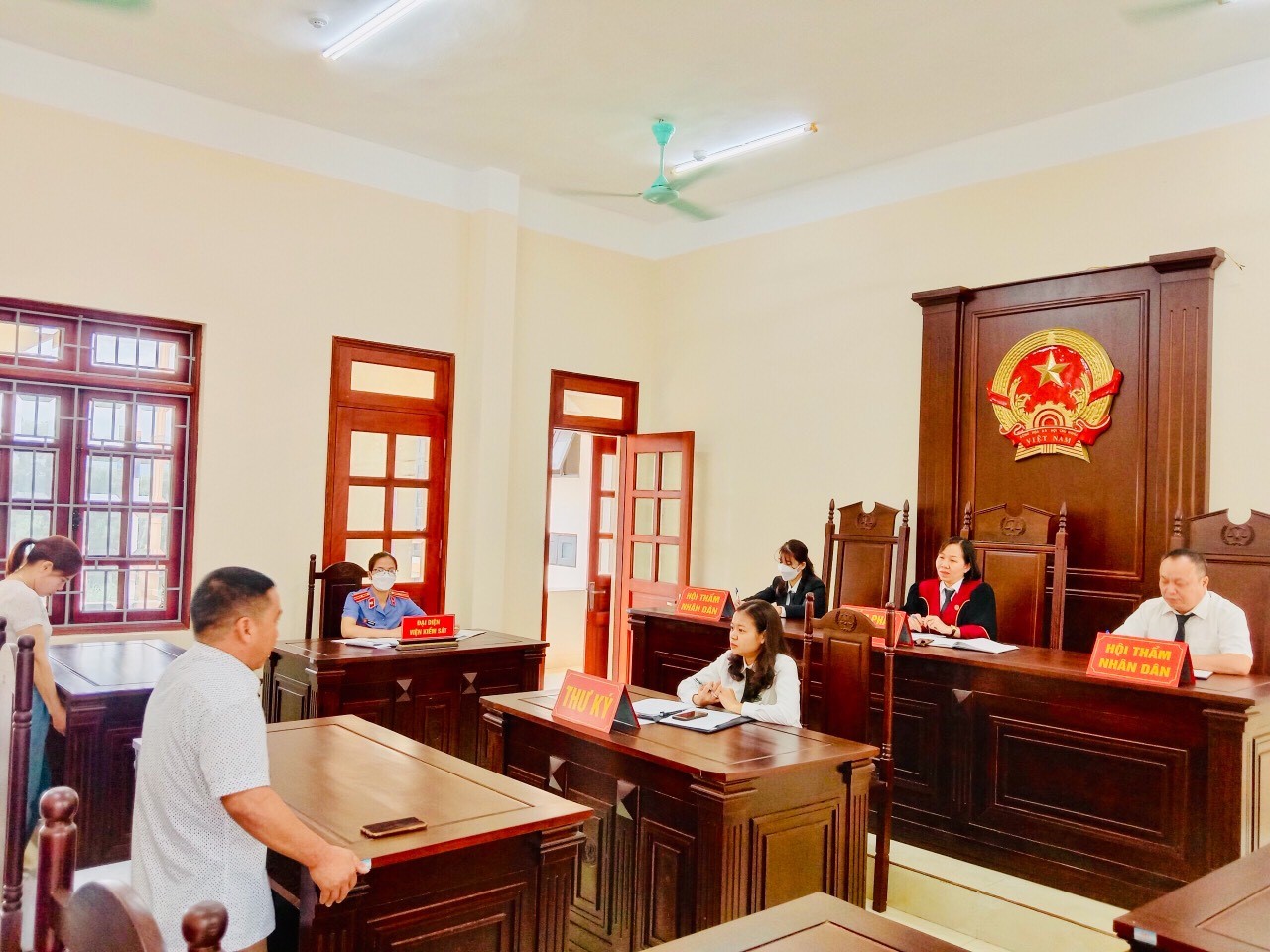 Người vay gặp rủi ro gì khi ký hợp đồng chuyển nhượng QSDĐ để làm tin cho khoản vay?