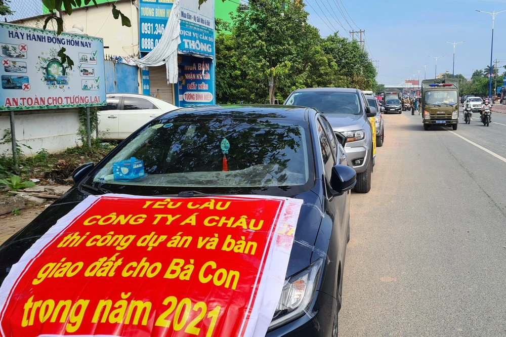 Treo băng rôn đòi nợ trên xe và đậu trước nhà con nợ có bị xử phạt không?