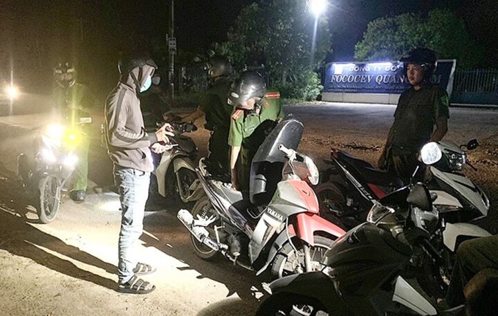 Công an xã kiểm tra phòng trọ ban đêm rồi xử phạt xe máy không chính chủ được không?
